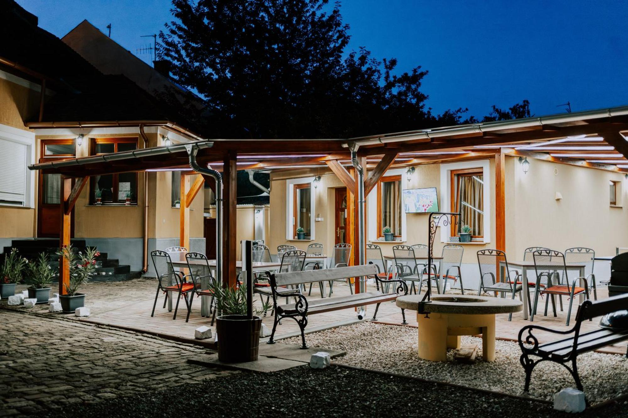 Bed and Breakfast Oázis Panzió Makó Exterior foto
