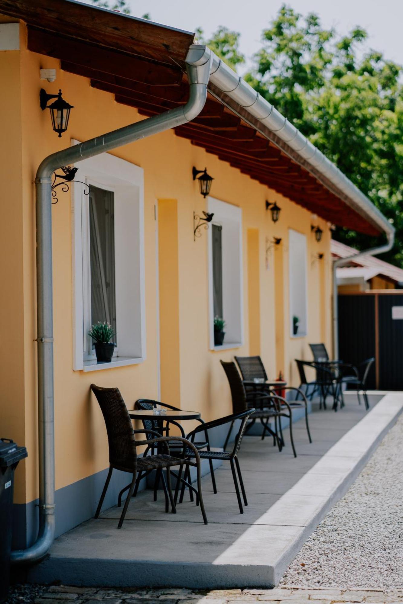 Bed and Breakfast Oázis Panzió Makó Exterior foto